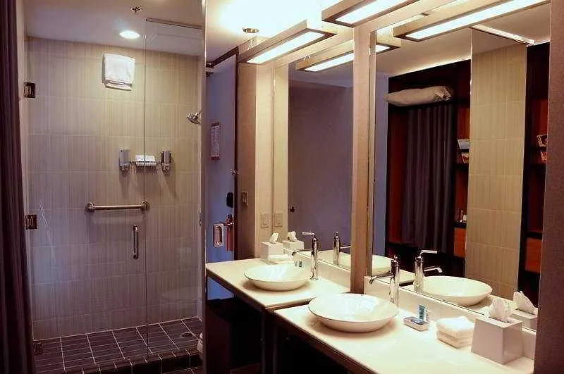Aloft Montreal Airport Hotel Dorval