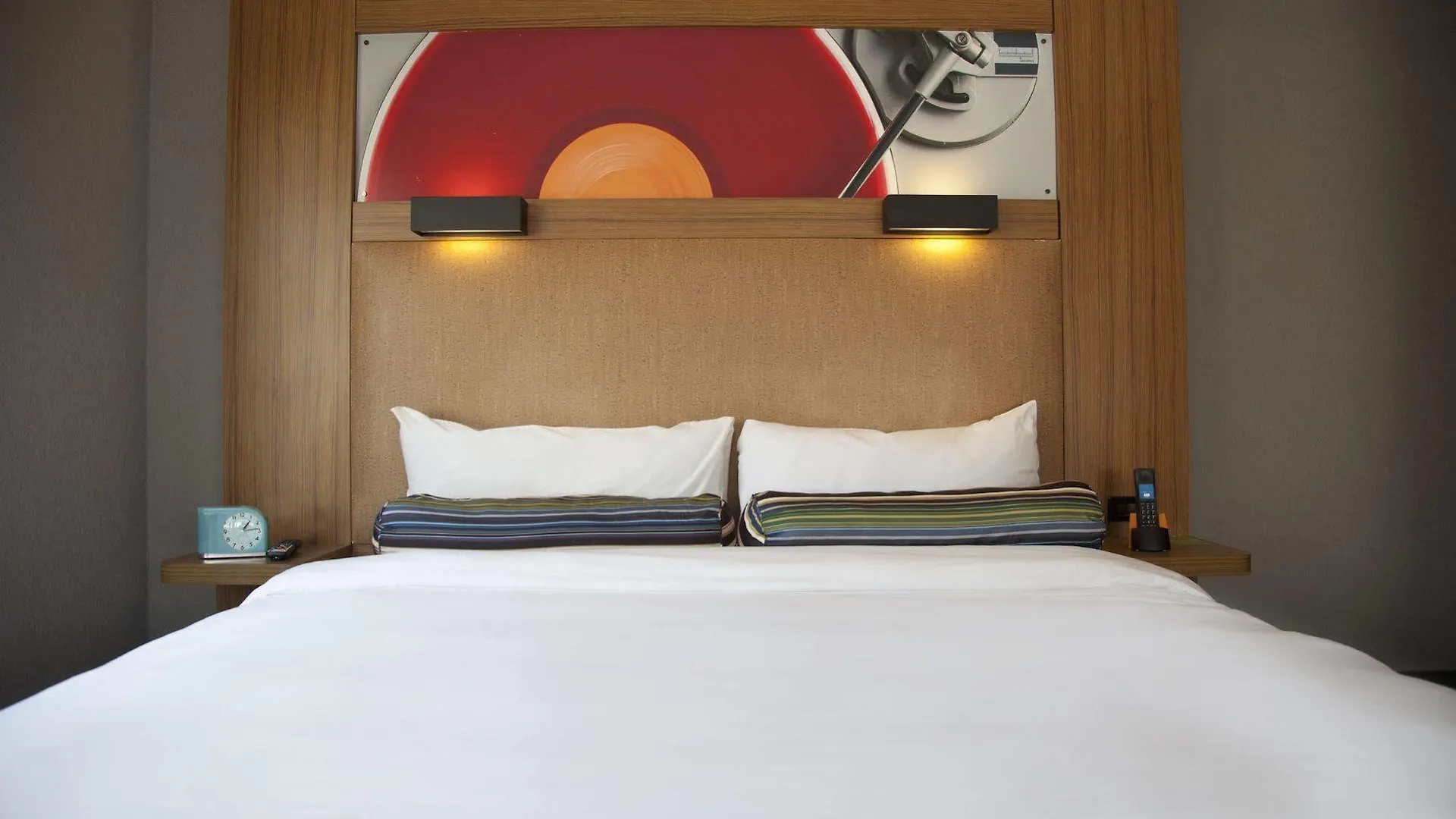 Aloft Montreal Airport Hotel Dorval